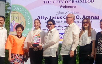 <p><strong>FREEDOM DAY CELEBRATION.</strong> Mary Abigail Cruz-Francisco (3<sup>rd</sup> from left), GSIS officer-in-charge vice president for corporate affairs, receives the plaque and token to the guest of honor on behalf of GSIS president and general manager Jesus Clint Aranas, from Bacolod City Mayor Evelio Leonardia, in the presence of First Lady Elsa Leonardia (2<sup>nd</sup> from left), Bacolod City Lone District Rep. Greg Gasataya (left), Vice Mayor El Cid Familiaran (3<sup>rd</sup> from right), Councilors Cindy Rojas (2<sup>nd</sup> from right) and Ana Marie Palermo (right) on Tuesday (June 12, 2018). <em>(Photo by Nanette L. Guadalquiver)</em></p>
<p><em> </em></p>